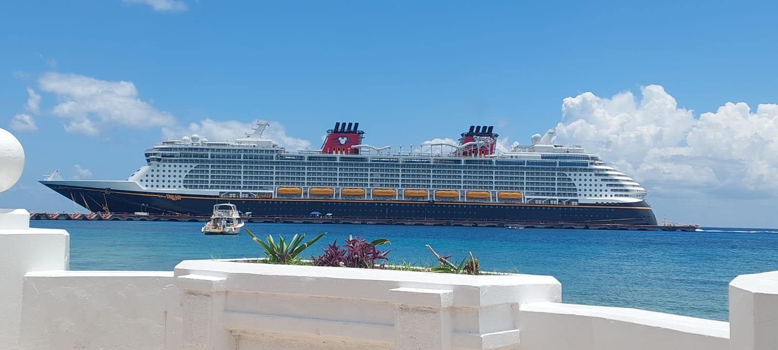 Cruise ship near Cozumel. PHOTO: CEMDA