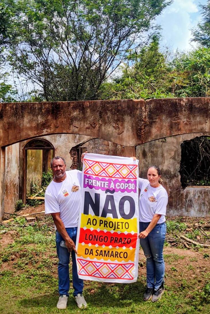Members of the “Loucos por Bento” Collective, Mauro Marcos da Silva and Mônica dos Santos, in Bento Rodrigues. November 2025. PHOTO: Carolina de Moura, Instituto Cordilheira